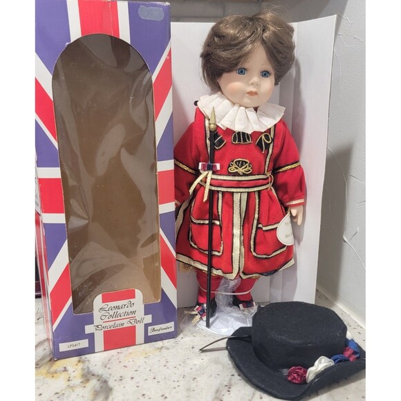 NEW Beefeate Tower of London Guard Soldier VTG Leonardo Collectio Porcelain Doll - Picture 12 of 14